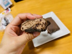 セブンイレブンのもっちりクレープチョコホイップ＆チョコカスタード