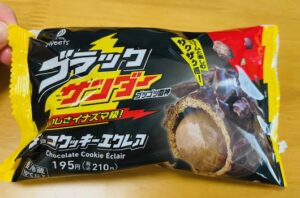 ファミマのブラックサンダーチョコクッキーエクレア