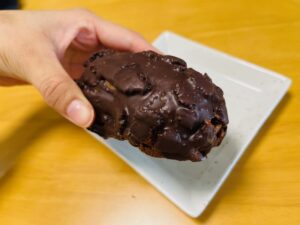 ファミマのブラックサンダーチョコクッキーエクレア