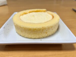 ローソンのとろけるカスタードロールケーキ