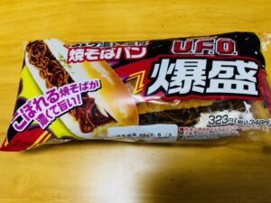 ファミリーマートのU.F.O.ぶっ濃い濃厚爆盛焼そばパン