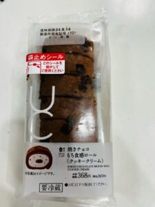 ローソンの焼きチョコもち食感ロールクッキークリーム